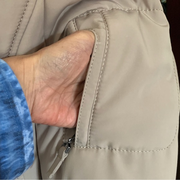 WOMEN’S CROFT & BARROW QUILTED WINTER COAT - SZ MEDIUM - Picture 9 of 16